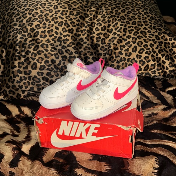 Brand new Nikes - Picture 2 of 3